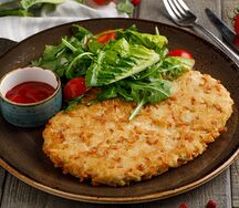 Куриный шницель с зелёным салатом и помидорами черри