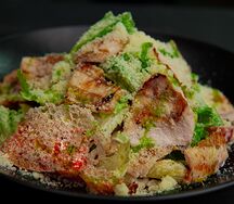 Салат Цезарь с бедром цыпленка