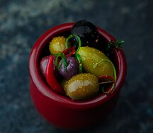 Маринованные оливки и маслины