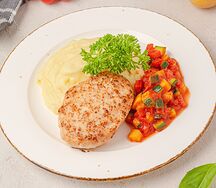 Котлета с картофельным пюре и соусом сальса