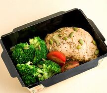 Стейк из индейки с морковью су-вид и брокколи