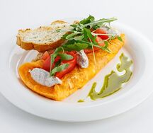 Французский омлет с моцареллой и трюфельным крем-чизом