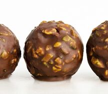 Конфета клюква-фисташка