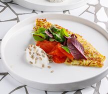 Драники из картофеля с форелью и сметаной