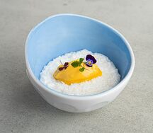 Рисовая каша с ганашем из белого шоколада и манго на кокосовом молоке