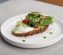 Авокадо-тост с яйцом пашот, микс-салатом и трюфельным крем-чизом