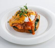 Бенедикт на бриоши с форелью и шпинатом