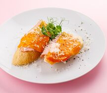 Тамбовский окорок, томаты и сыр чеддер