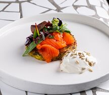 Драник из цукини с форелью, голландским соусом и яйцом пашот