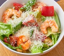 Салат Цезарь с креветками