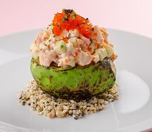 Половина авокадо с тигровыми креветками