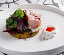 Драник из цукини с окороком, голландским соусом и яйцом пашот