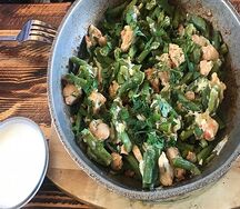 Зелёная фасоль с курицей и яйцом