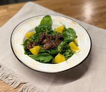 Теплый салат с куриной печенью и апельсином
