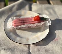 Эклер малиновый