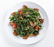 Теплый салат с рукколой и телятиной