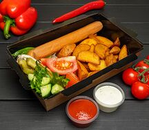 Ланч-бокс с картошкой по-деревенски и говяжьей колбаской