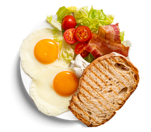 Завтрак с беконом, салатом и творожным сыром