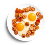 Глазунья с куриной колбаской и томатами черри