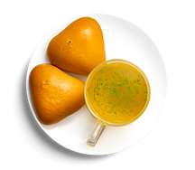 Бульон в стакане и пирожки с картофелем и грибами