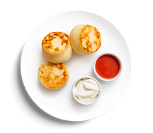 Сырники со сметаной и клубничным соусом