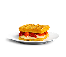 Вафли с клубникой и соусом из белого шоколада