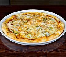 Пицца с курицей и маринованными огурчиками
