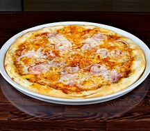 Пицца с беконом и красным луком
