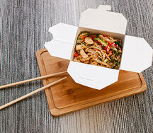 Вок с курицей и пшеничной лапшой в кисло-сладком соусе