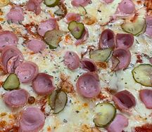 Пицца с сосисками и маринованными огурчиками