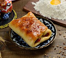 Рулет с сосиской