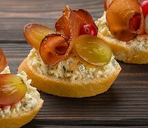 Мини-брускетта с Брезаолой и сыром Дор Блю