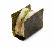 Онигири с лососем