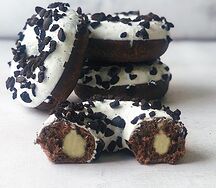 Пончик с ванильной начинкой и печеньем