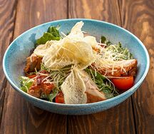 Цезарь с куриным бедром, приготовленном на углях