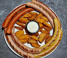 Ассорти колбас с картофельными дольками