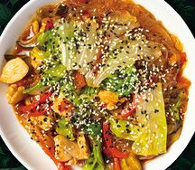 Теплый салат с фунчозой и курицей