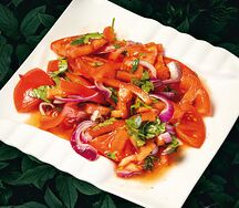 Салат из помидоров с красным луком и кинзой