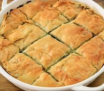 Греческий пирог с дикой зеленью и сыром фета