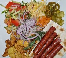 Супер хот-дог на тарелке