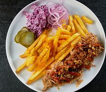 Pulled pork с салатом коул слоу с картофелем фри