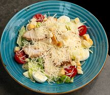 Салат Цезарь с курицей
