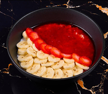 Каша овсяная с бананом и клубникой