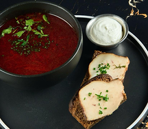 Борщ с копченой конской гривой, сметаной и зеленым луком