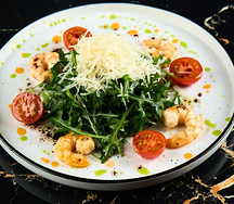 Салат с рукколой и креветками