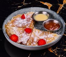 Блины со сгущенным молоком и джемом