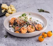 Черные спагетти с креветками