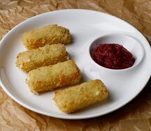 Сырные палочки с ягодным конфитюром