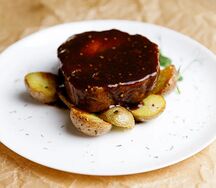 Стейк из печеной свинины с картофелем беби