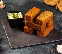 Чесночные гренки с сырным соусом